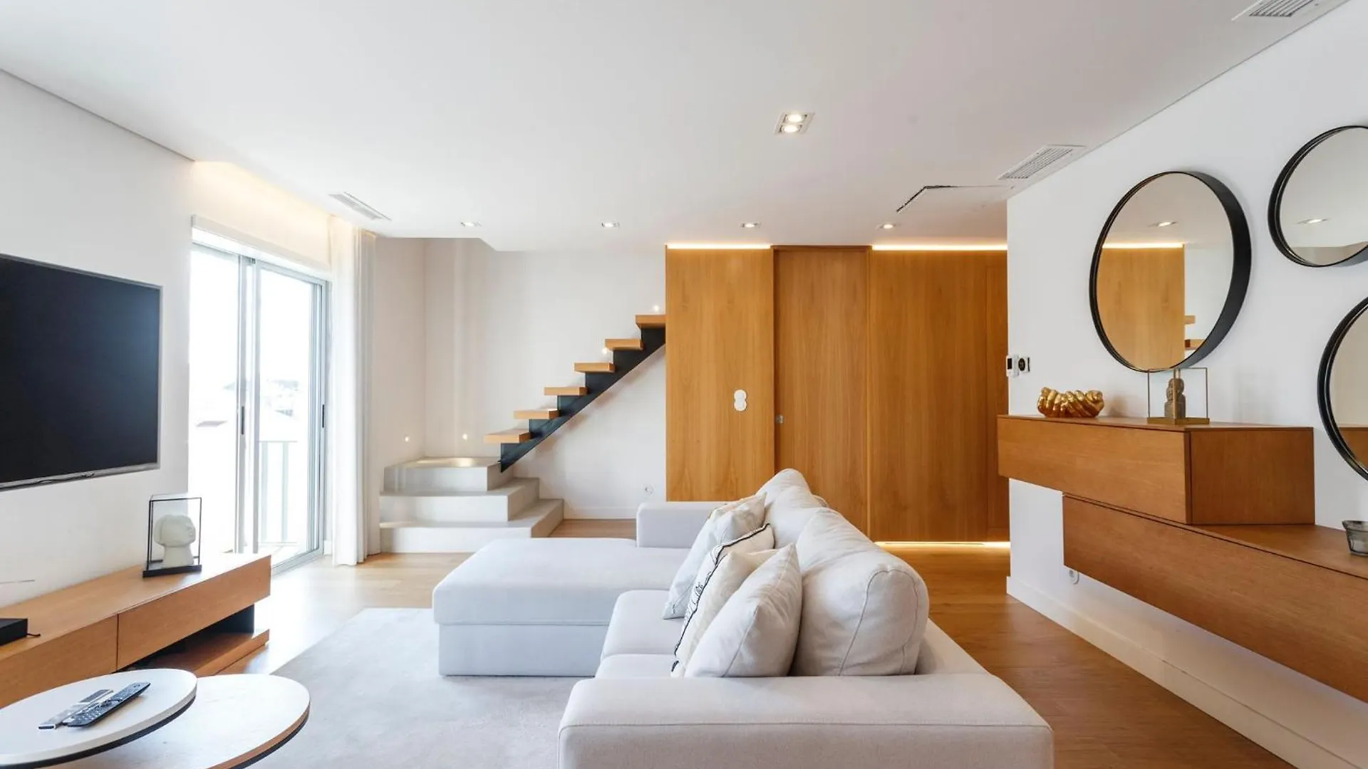 Luxury Suite With Balcony And Shared Accommodation In The Parque Eduardo VII Area Lisbon Homestay