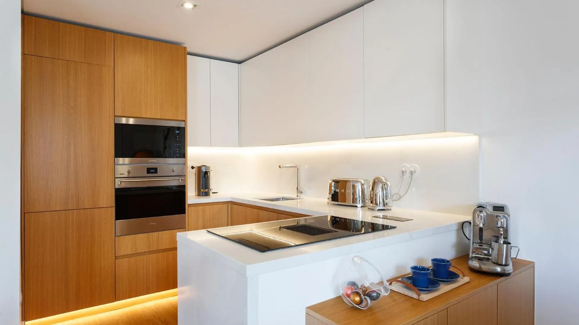 Luxury Suite With Balcony And Shared Accommodation In The Parque Eduardo VII Area Lisbon Homestay