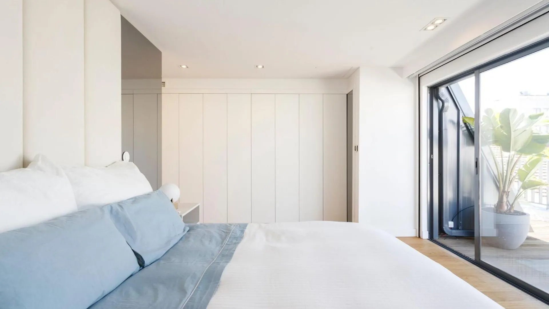 Luxury Suite With Balcony And Shared Accommodation In The Parque Eduardo VII Area Lisbon Portugal