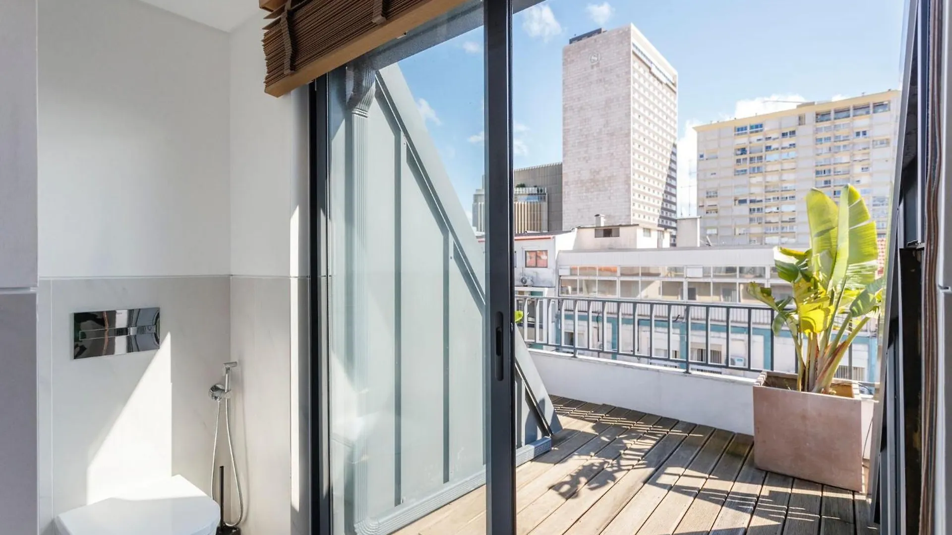 Luxury Suite With Balcony And Shared Accommodation In The Parque Eduardo VII Area Lisbon 0*,  Portugal