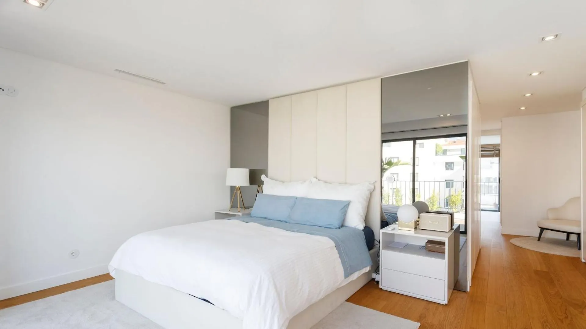Luxury Suite With Balcony And Shared Accommodation In The Parque Eduardo VII Area Lisbon Homestay