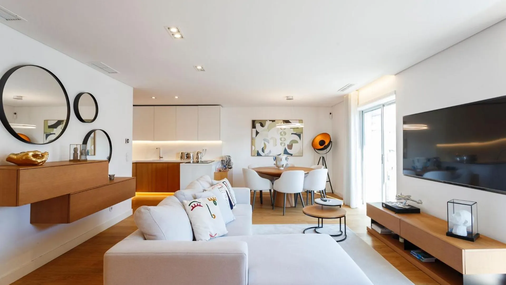 Homestay Luxury Suite With Balcony And Shared Accommodation In The Parque Eduardo VII Area Lisbon Portugal
