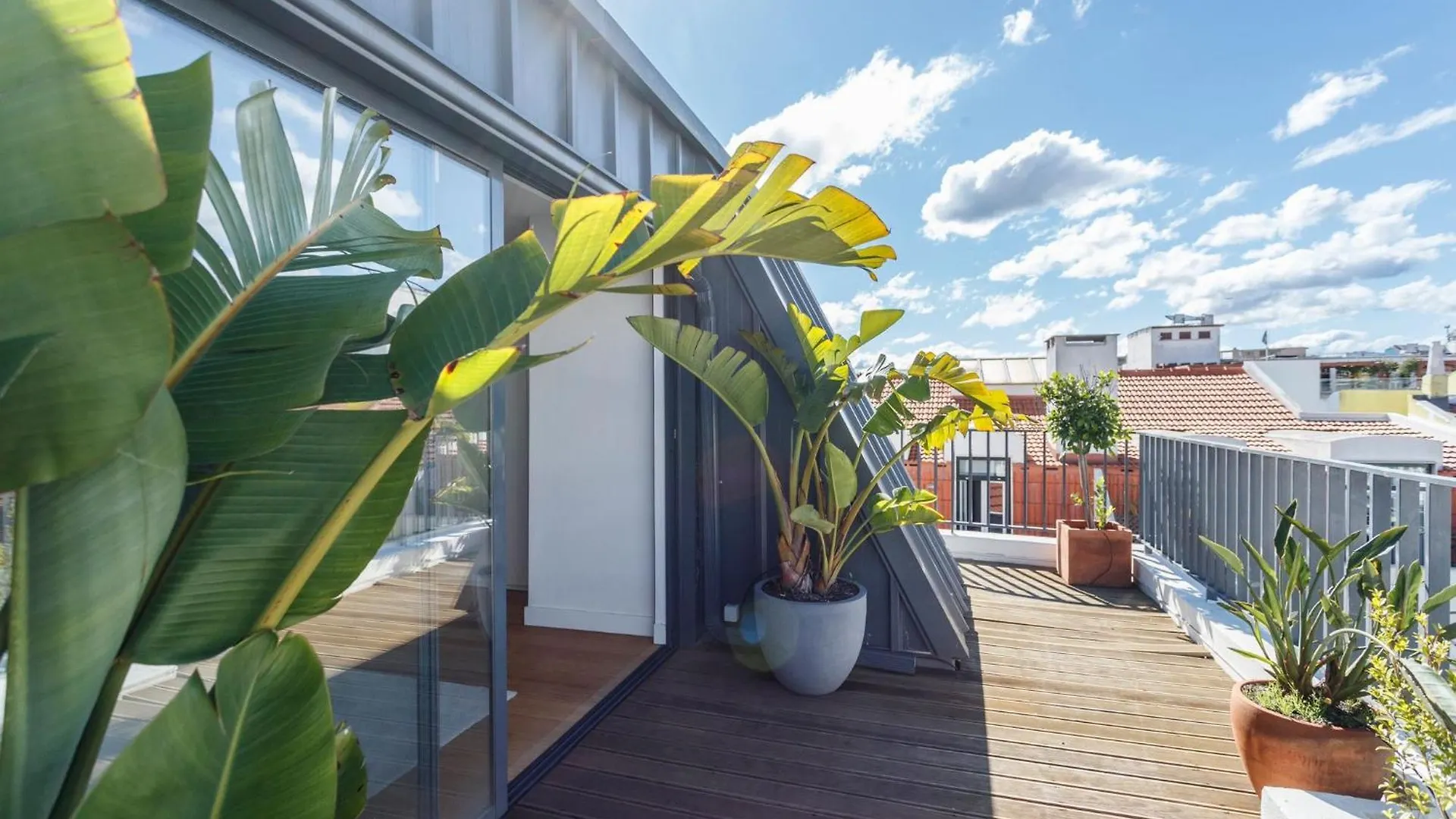 Luxury Suite With Balcony And Shared Accommodation In The Parque Eduardo VII Area Lisbon