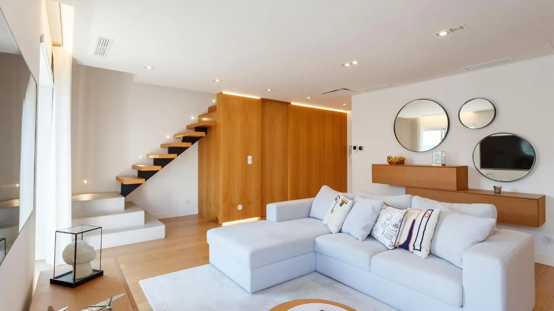Homestay Luxury Suite With Balcony And Shared Accommodation In The Parque Eduardo VII Area Lisbon Portugal