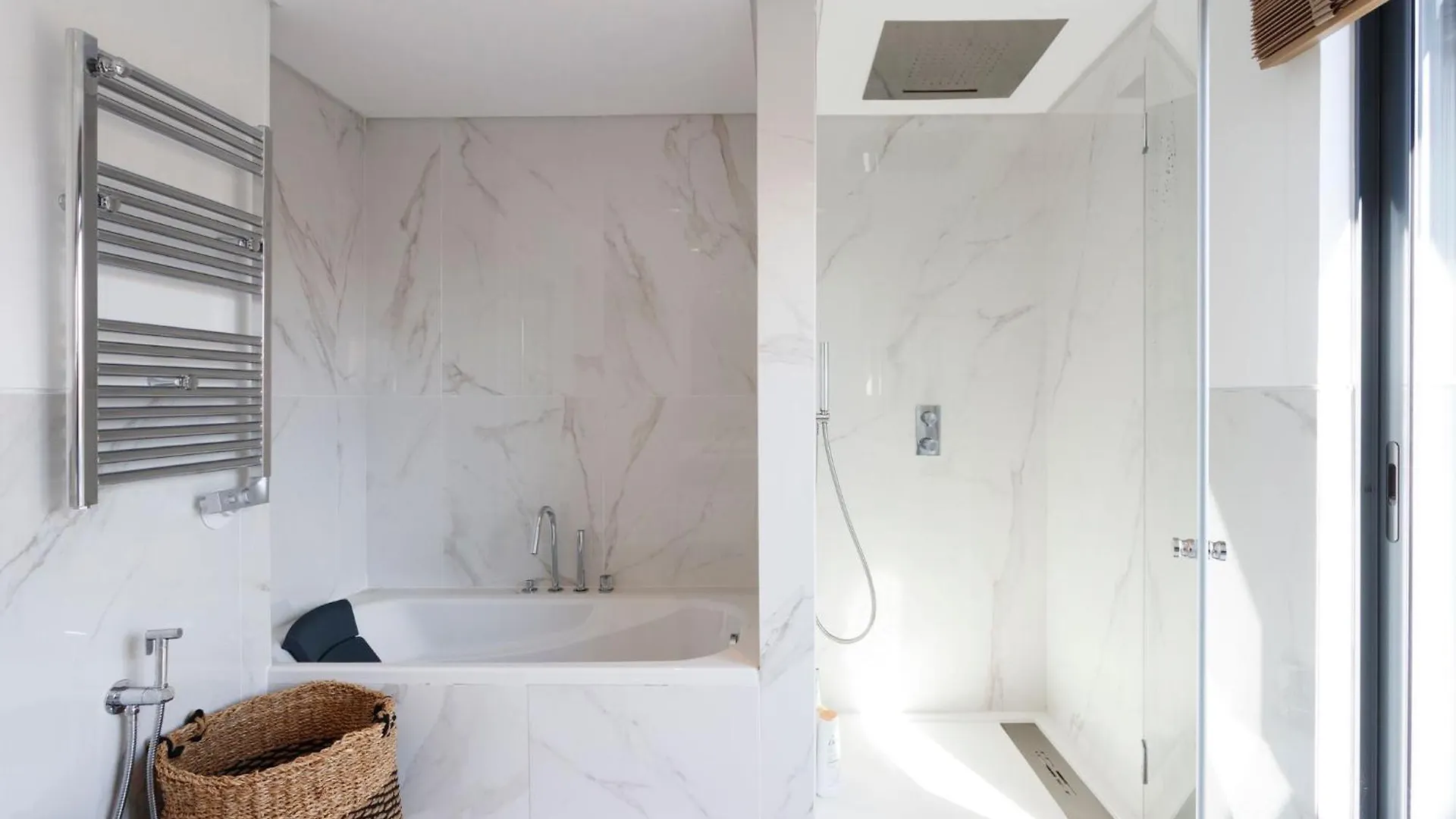Luxury Suite With Balcony And Shared Accommodation In The Parque Eduardo VII Area Lisbon 0*,