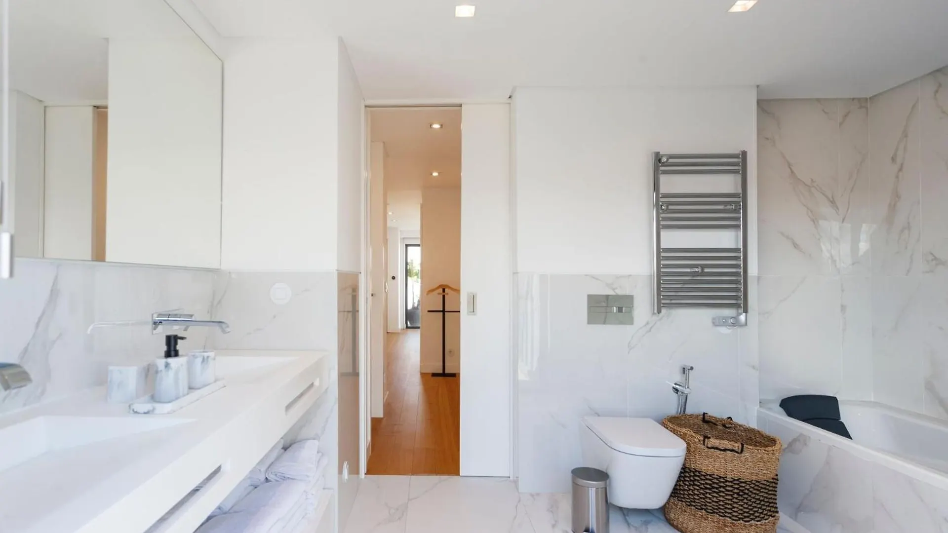 Luxury Suite With Balcony And Shared Accommodation In The Parque Eduardo VII Area Lisbon